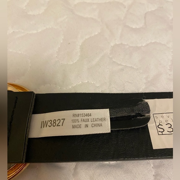 Women’s black faux leather belt. 41 inches in length - Picture 4 of 4